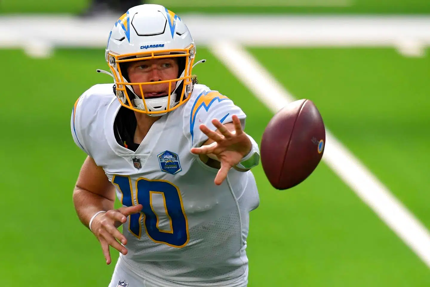 Justin Herbert måtte med få øjeblikkes varsel i aktion i kampen mod den forsvarende Super Bowl-mester, Kansas City Chiefs.