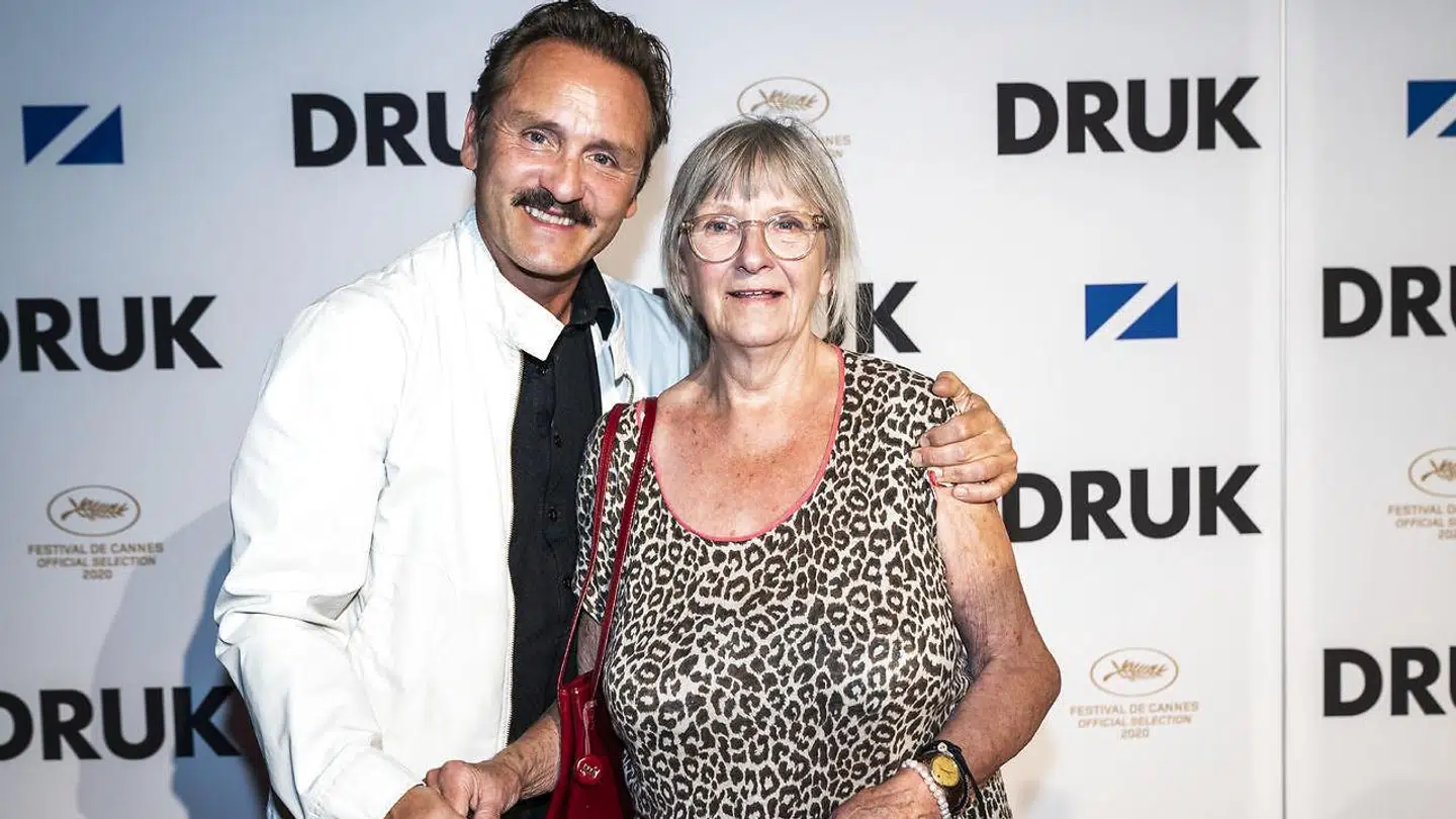 Skuespiller Lars Ranthe ankommer med sin mor, da Zentropa og Nordisk Film holder gallapremiere og rød løber på Thomas Vinterbergs drama Druk i Nordisk Film Biografer Imperial.
