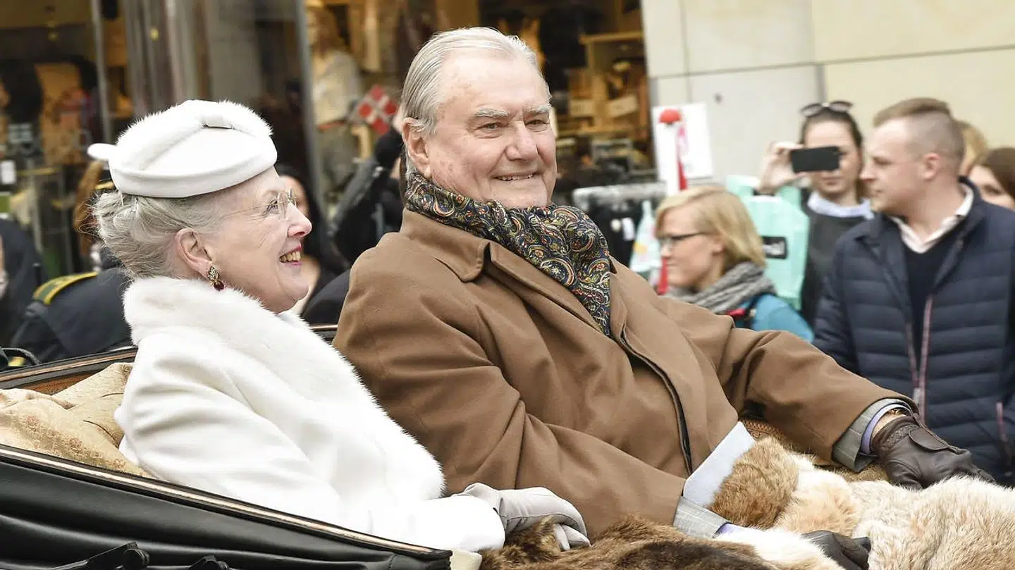 Dronning Margrethe på karettur med sin prinsgemal i forbindelse med sin 75-års fødselsdag.