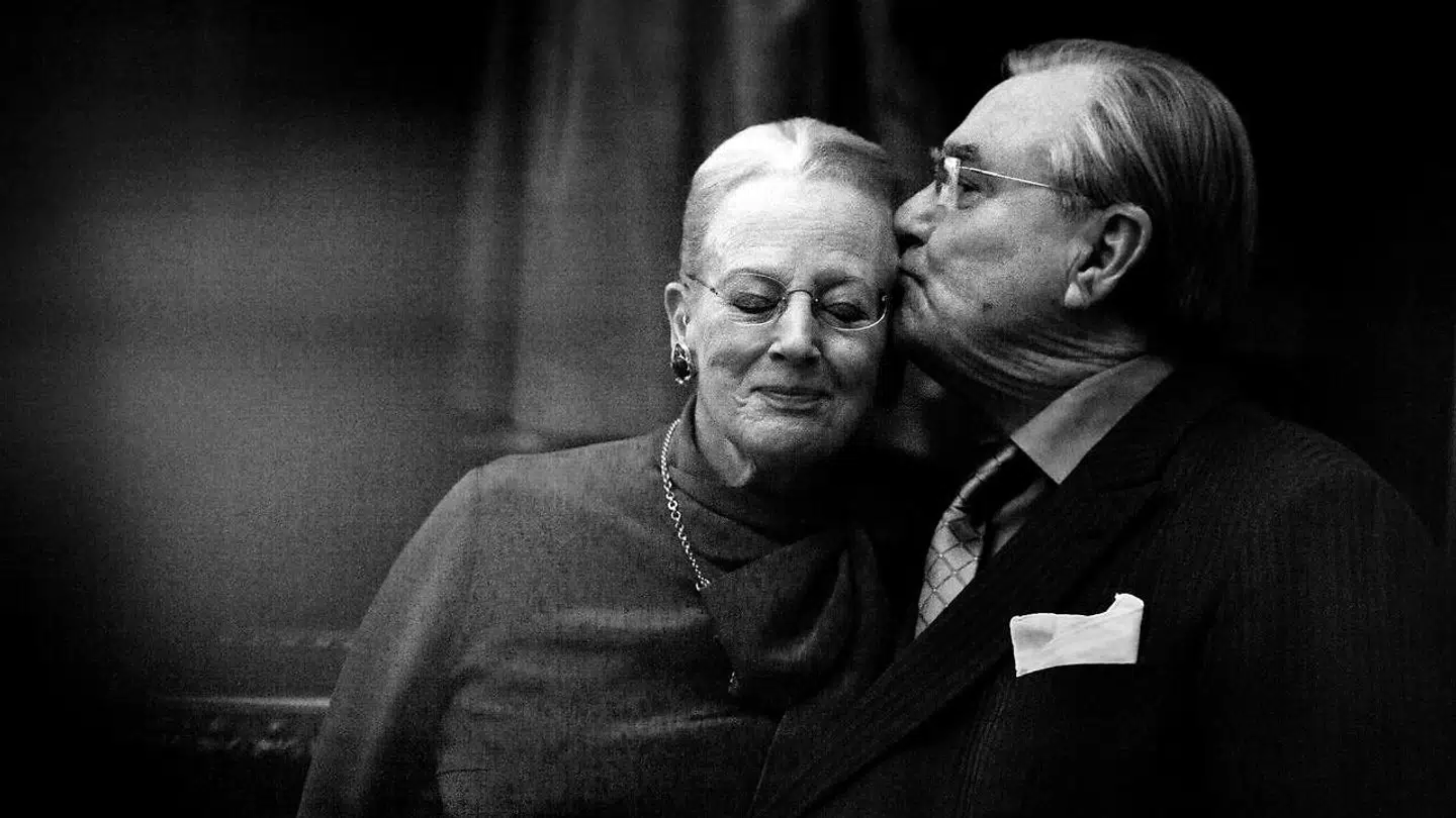 Prins Henrik giver dronning Margrethe et kys i 2012.