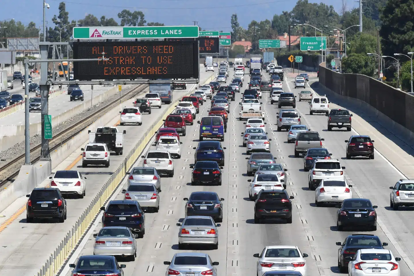 Der er trængsel på vejene i Californien, men i løbet af de næste 15 år vil delstaten udfase benzinbilerne og gå over til biler, der er CO2-neutrale. (Arkivfoto) Frederic J. Brown/Ritzau Scanpix