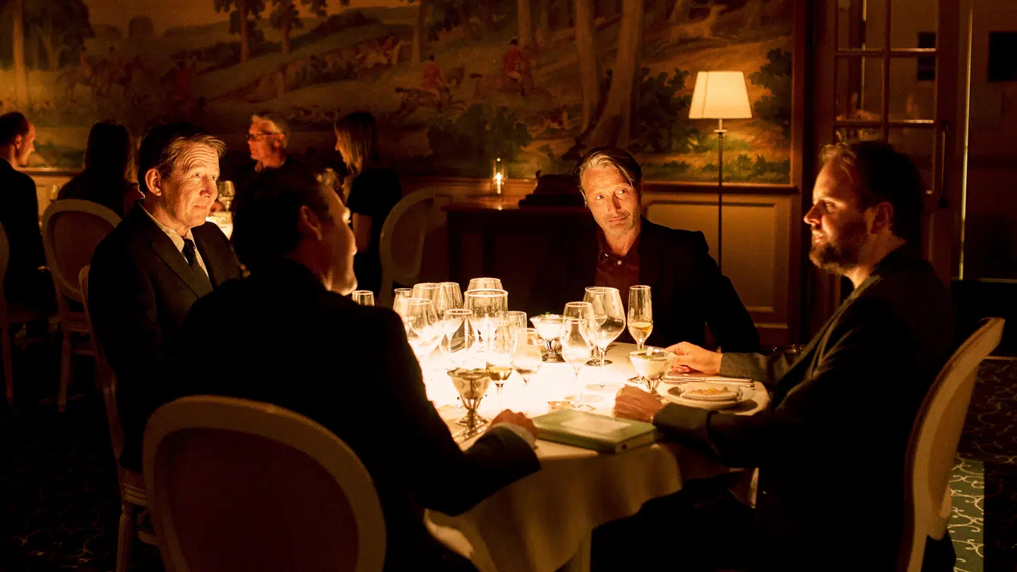 Lars Ranthe, Thomas Bo Larsen, Mads Mikkelsen og Magnus Millang samlet rundt om bordet i 'Druk'.