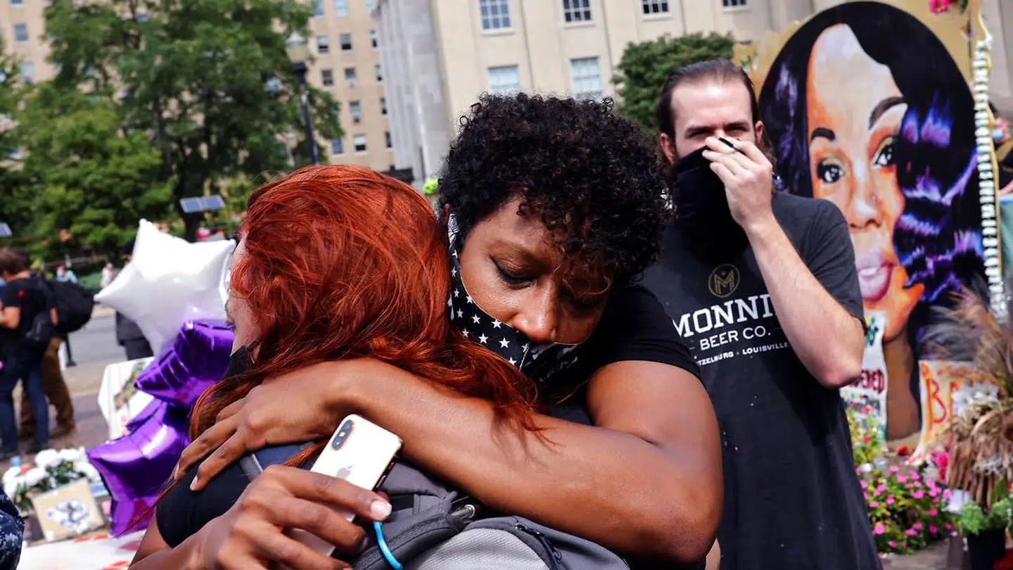 Fremmødte foran retsbygningen i Kentucky.