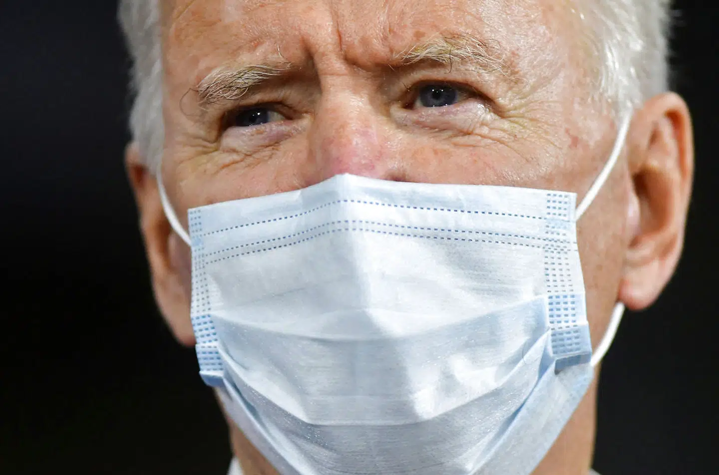 Demokraternes kandidat Joe Biden fotograferet med mundbind mandag i denne uge.