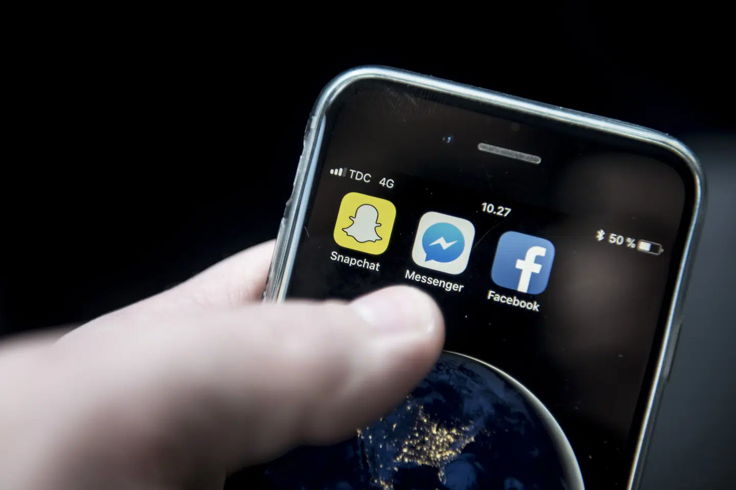 Den nu tiltalte mand fik kontakt til de helt unge skolepiger via det sociale medie Snapchat.