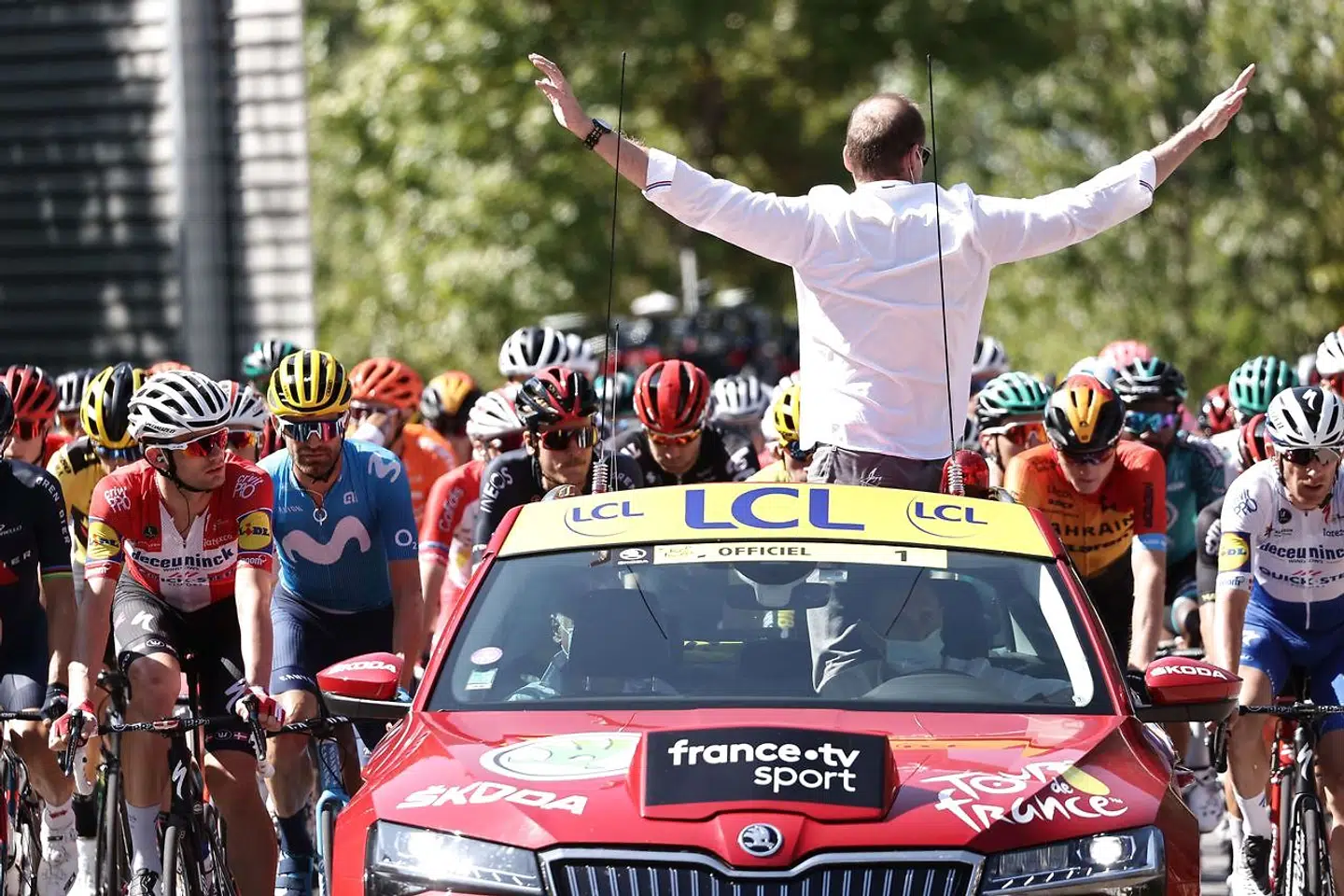 Årets Tour de France har været yderst dramatisk for løbsdirektøren Christian Prudhomme. Først måtte løbet rykkes grundet corona-virus, og derefter måtte han selv trække sig fra løbet undervejs, fordi han blev smittet. Han nåede dog at komme tilbage til løbets afslutning.