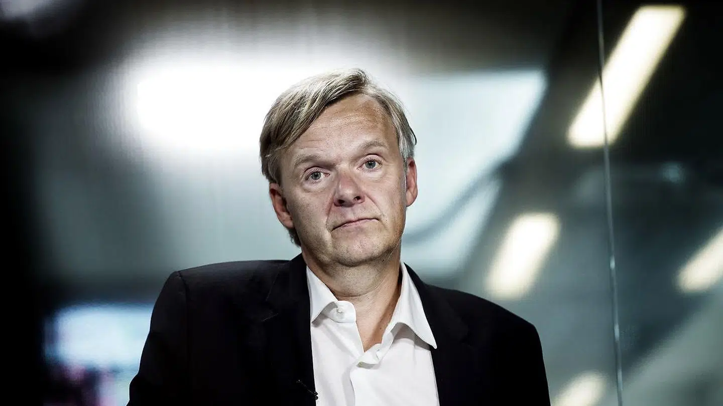 Ekstrabladets ansvarshavende chefredaktør, Poul Madsen, beskyldes for at forfremme en mandlig chef, kort efter han selv havde givet ham en advarsel for sexchikane mod en kvindelig chef på avisen.