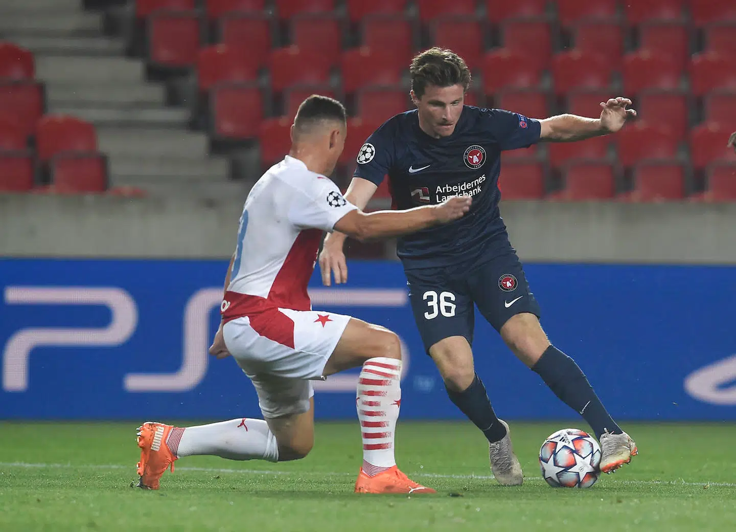 Jan Boril Slavia Prag - Anders Dreyer FC Midtjylland spiller Champions League kvalifikations kamp på Sinobo Stadium i Prag tirsdag den 22. september 2020.. (Foto: Michal Cizek/Ritzau Scanpix)