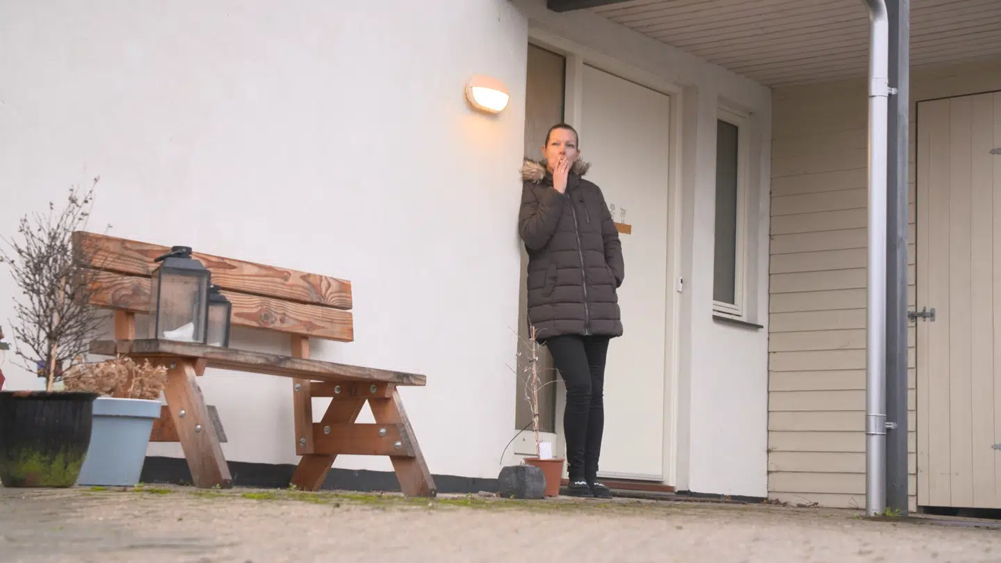 I programmet havde Karina svært ved at betale sine regninger – heriblandt huslejen. Det har hun fået styr på nu, fortæller hun.