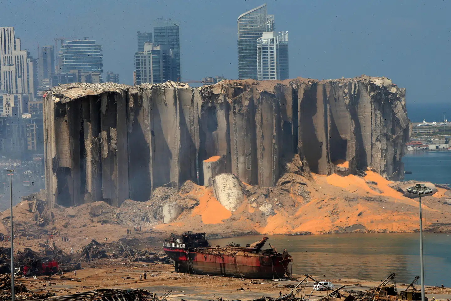 Et våbendepot, som tilhørte Hizbollah i Libanon, eksploderede tirsdag. Det skete, mens landet stadig er i dyb krise, efter at en enorm eksplosion i august dræbte 190 mennesker og kvæstede omkring 6000. str/Ritzau Scanpix