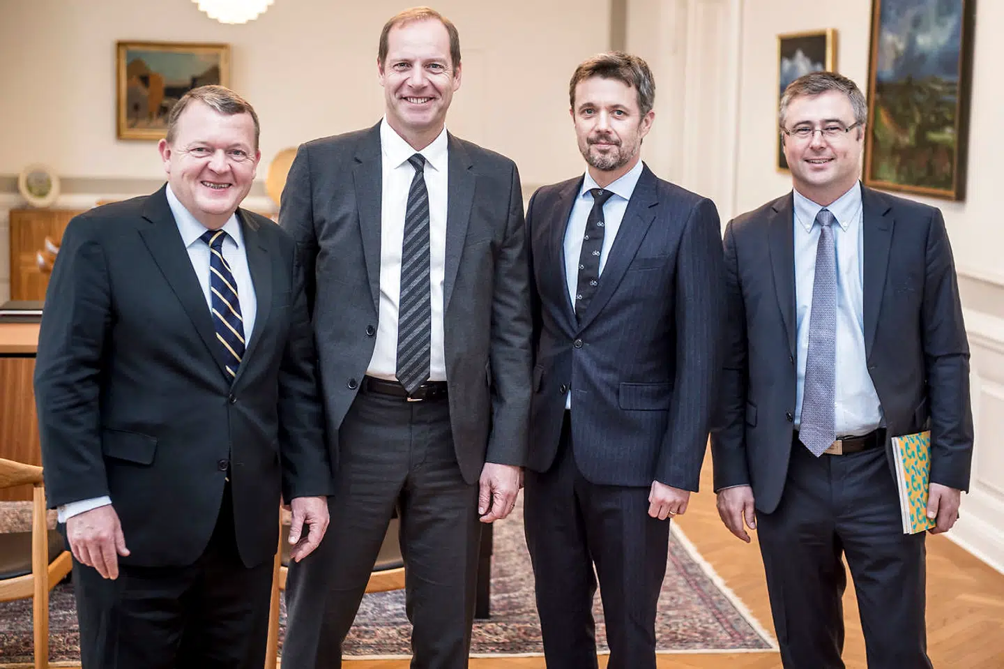Christian Prudhomme (nummer to fra venstre) og Cyrille Tricart, som leder afdelingen for kontakten til forskellige Tour-byer (yderst til højre), besøgte Statsminister Lars Løkke Rasmussens kontor i 2017 for at arrangere Tour de France-starten i København. Kronprins Frederik deltog også i mødet.
