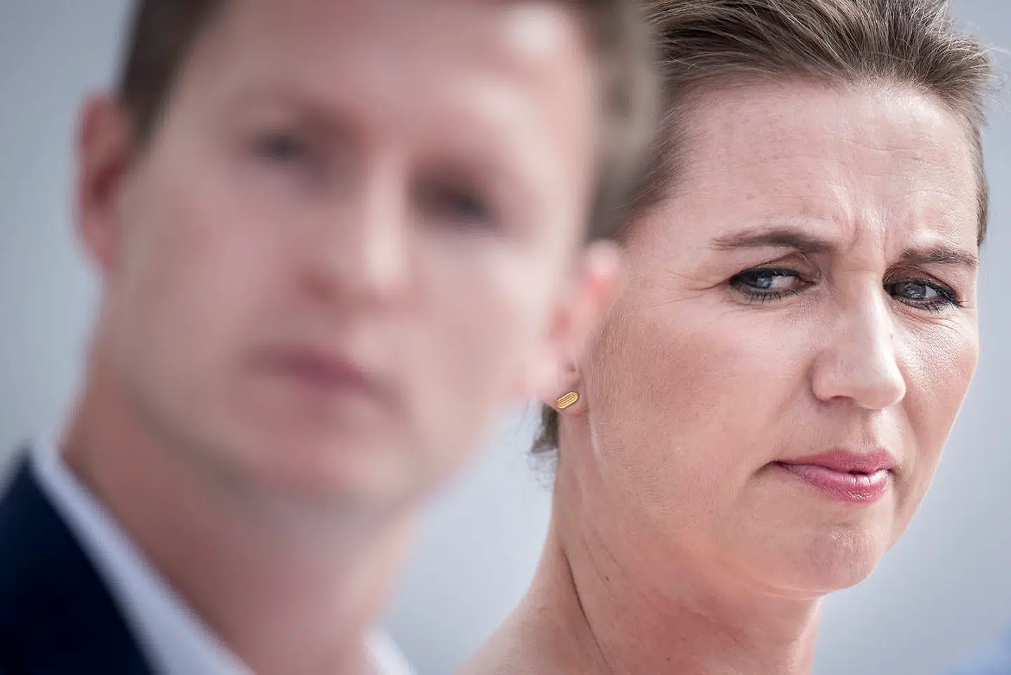 Både Jesper Petersen og Mette Frederiksen greb telefonen for at hjælpe deres partifælle Jeppe Kofod.
