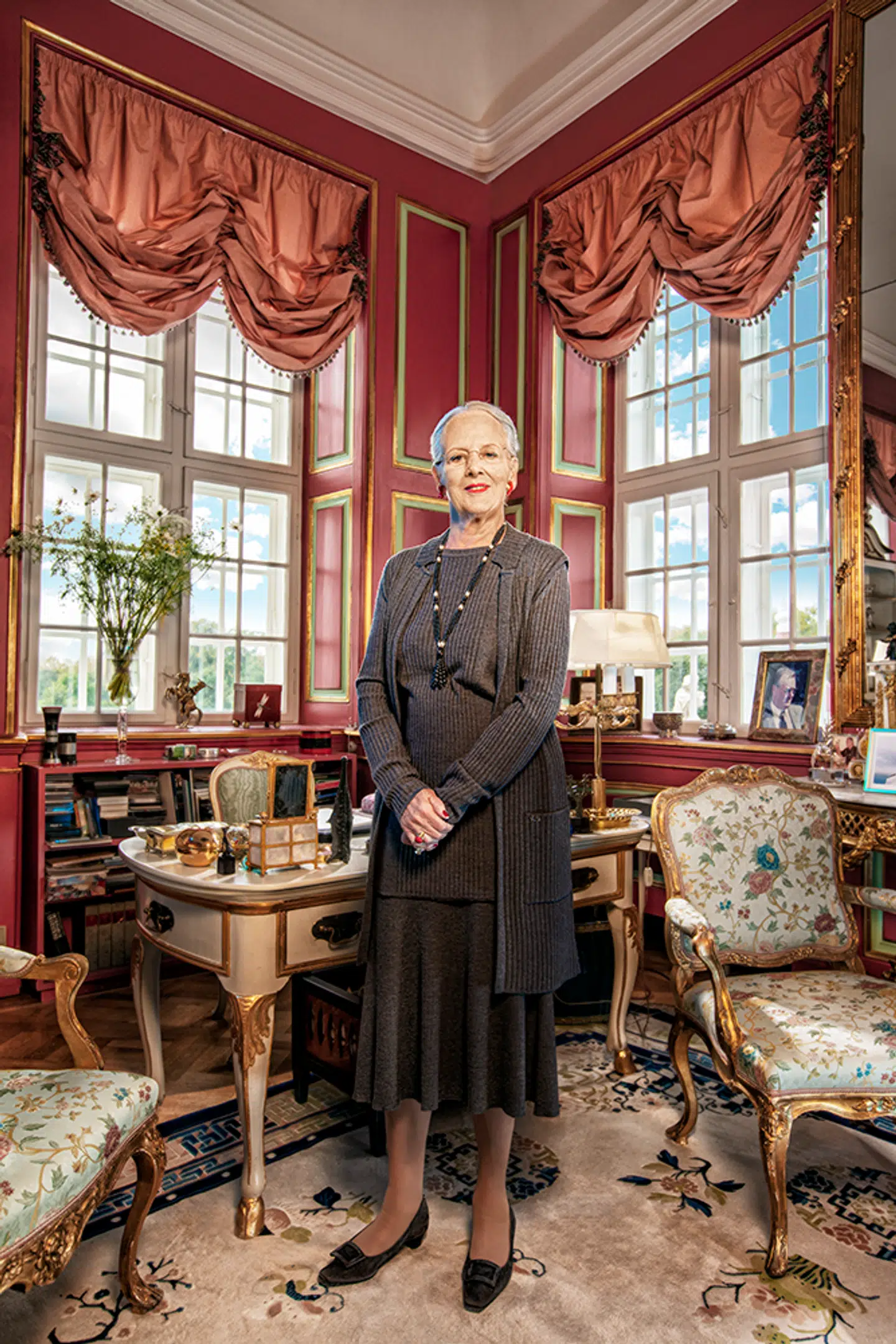 Dette billede af dronning Margrethe er også taget af Per Morten Abrahamsen og blev udsendt i forbindelse med Dronningens 80 års fødselsdag. Dronningen ses i sit arbejdsværelse på Fredensborg.