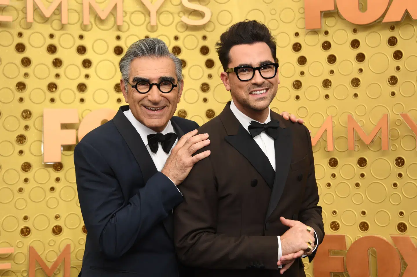 Den canadiske skuespiller Eugene Levy (til venstre) og hans søn, Daniel Levy (til højre), løb begge med statuetter ved nattens Emmy-uddeling for deres roller i serien Schitt's Creek. Billedet her er fra sidste års Emmy-uddeling i Los Angeles. Valerie Macon/Ritzau Scanpix