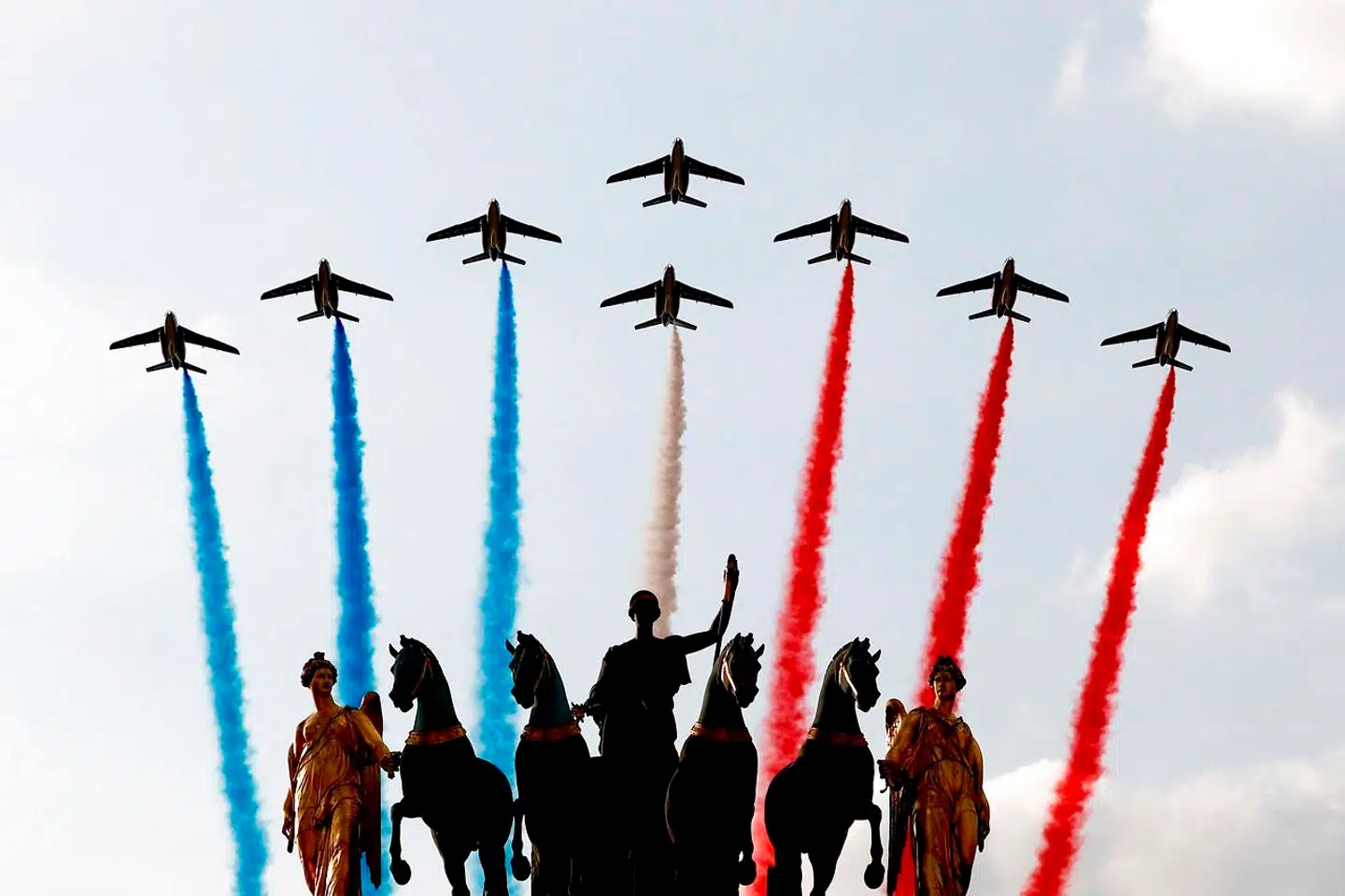 French air force's aerobatics demonstration unit "Patrouille de France" (PAF) performs over the Horses of Saint Mark triumphal quadriga atop the Arc de Triomphe du Carrousel in front of the Louvre museum during the 21st and last stage of the 107th edition of the Tour de France cycling race, 122 km between Mantes-la-Jolie and Champs Elysees Paris, on September 20, 2020. (Photo by CHRISTIAN HARTMANN / AFP)