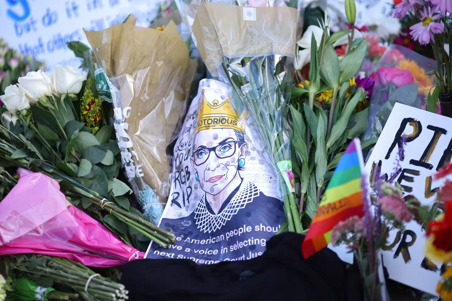 Mange amerikanere har lørdag lagt blomster, beskeder og en sidste hilsen til den netop afdøde højesteretsdommer, Ruth Bader Ginsburg, udenfor den amerikanske højesteret i Washington. Carlos Barria/Reuters