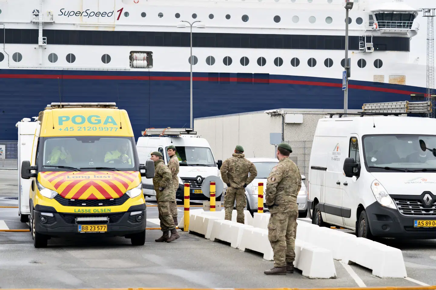 Politi og forsvar modtager færge fra Norge i Hirtshals. Fra midnat natten til lørdag skal alle danske rejsende til Norge i karantæne i ti dage, mens samme krav ikke gælder for norske rejsende til Danmark. (Arkivfoto) Henning Bagger/Ritzau Scanpix