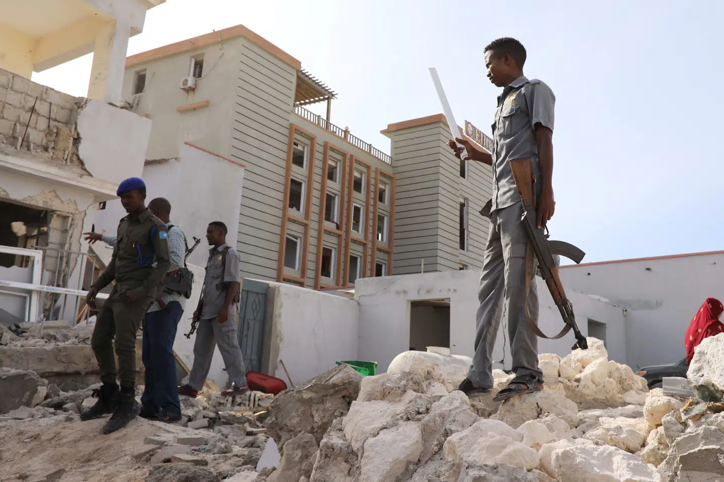Somalia har i årtier været præget af konflikt og er det stadig. Her besigtiger soldater skaderne efter et selvmordsangreb mod Elite Hotel ved stranden i Mogadishu i august, hvor mindst 17 blev dræbt. Feisal Omar/Reuters
