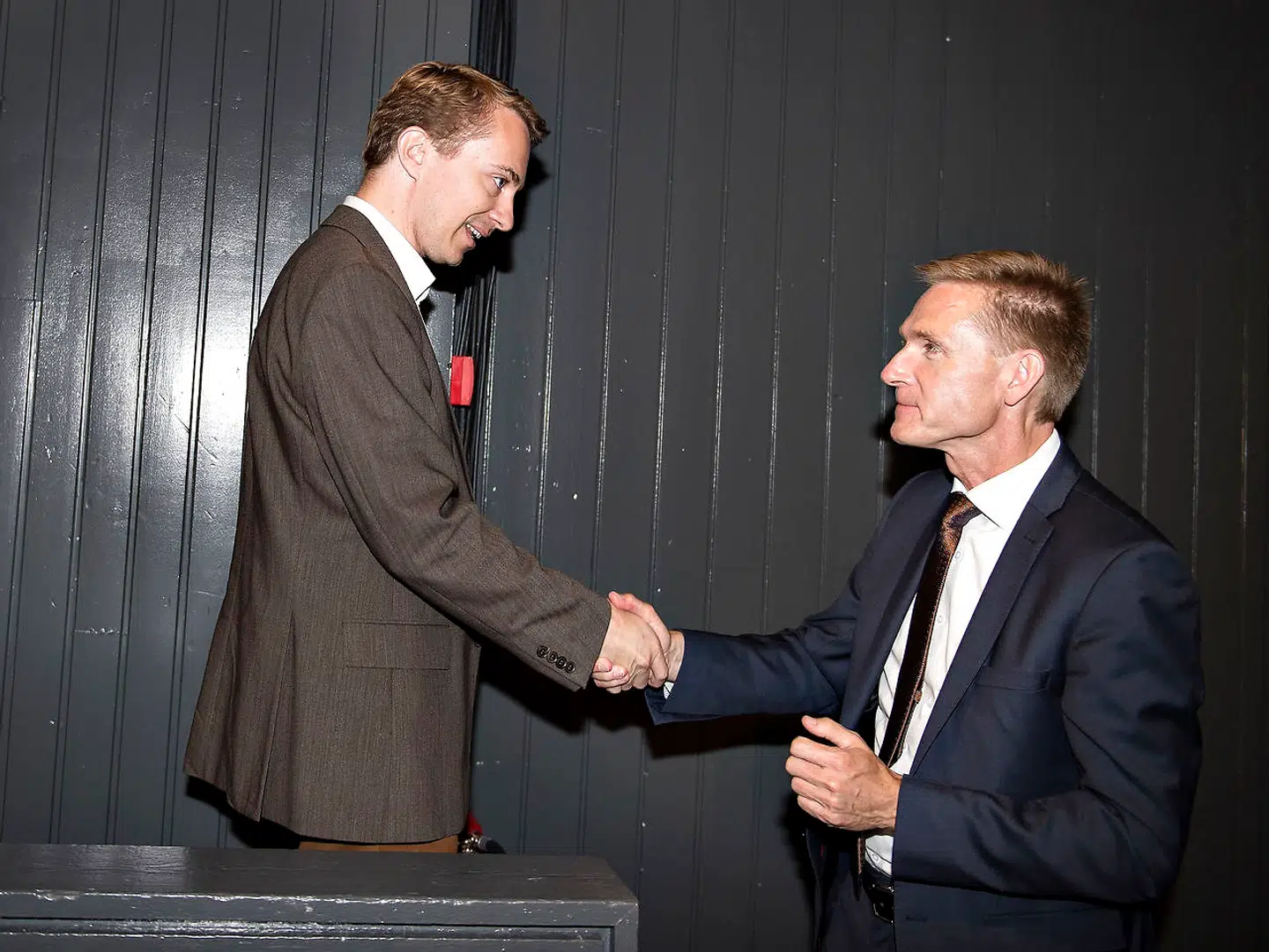 Dansk Folkeparti fortsatte søndag deres årsmøde i Herning Kongrescenter i 2016. Her ses medlem af Europa-Parlamentet Morten Messerschmidt hilse på Kristian Thulesen Dahl efter sin tale. (foto: Henning Bagger / Scanpix 2016)