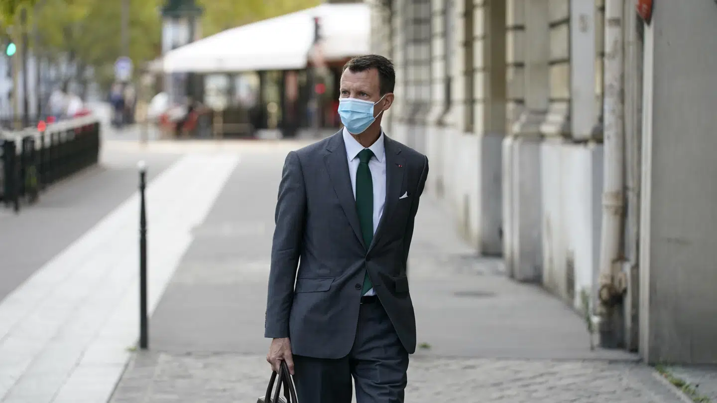 Prins Joachim ankommer – iført mundbind – til den danske ambassade i Paris.