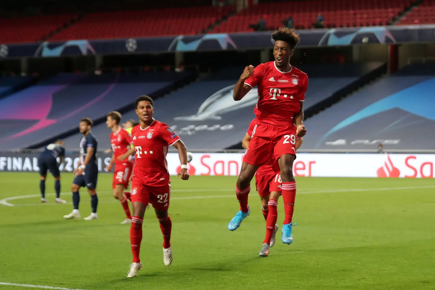 Ingen fans og ingen Kingsley Coman som her ses på billedet i Champion League-finalen. Coronavirusset har sørget for, at ingen af førnævnte får lov til at komme på Allianz Arena, når Bundesligaen begynder fredag. Pool/Reuters