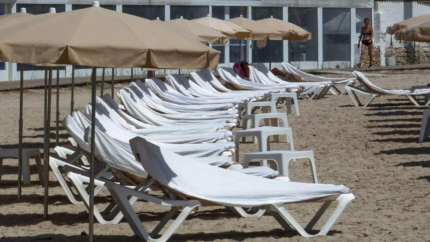 Liggestolene på Ibizas strande er tomme under coronakrisen.