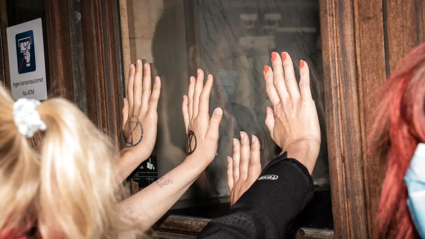Demonstranter fra Extinction Rebellion limer sig fast på Danske Banks Finanscenter i København torsdag den 17. september 2020.. (Foto: Emil Helms/Ritzau Scanpix)