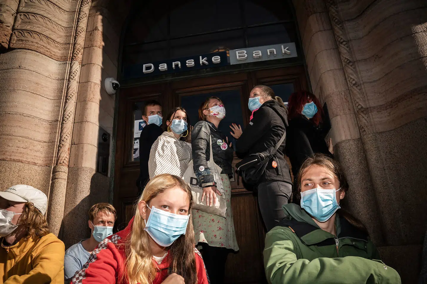 Demonstranter fra Extinction Rebellion limer sig fast på Danske Banks Finanscenter i København torsdag den 17. september 2020.. (Foto: Emil Helms/Ritzau Scanpix)