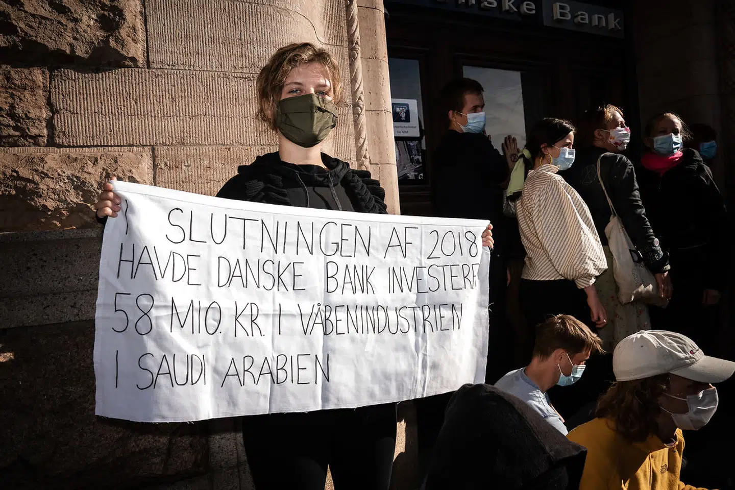 Demonstranter fra Extinction Rebellion limer sig fast på Danske Banks Finanscenter i København torsdag den 17. september 2020.. (Foto: Emil Helms/Ritzau Scanpix)
