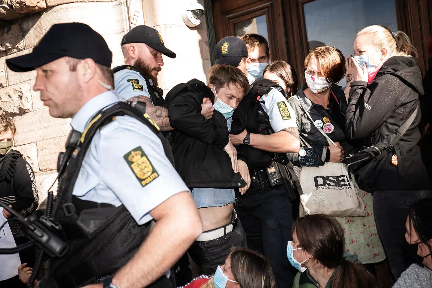 Demonstranter fra Extinction Rebellion limer sig fast på Danske Banks Finanscenter i København torsdag den 17. september 2020.. (Foto: Emil Helms/Ritzau Scanpix)