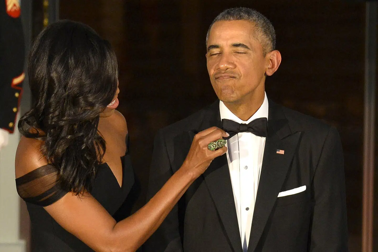 Tidligere præsident Barack Obama får justeret sin butterfly af sin hustru, Michelle Obama, forud for en middag i Det Hvide Hus i 2015, mens han stadig var præsident. (Arkivfoto) Mike Theiler/Reuters