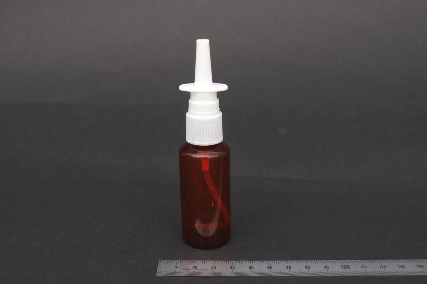 En 23-årig mands dødsfald i Rønde i august kan hænge sammen med, at han har indtaget et farligt stof via en næsespray. Derfor advarer Østjyllands Politi nu mod, at man tager imod eller køber næsesprays på gadeplan. Østjyllands Politi/Free