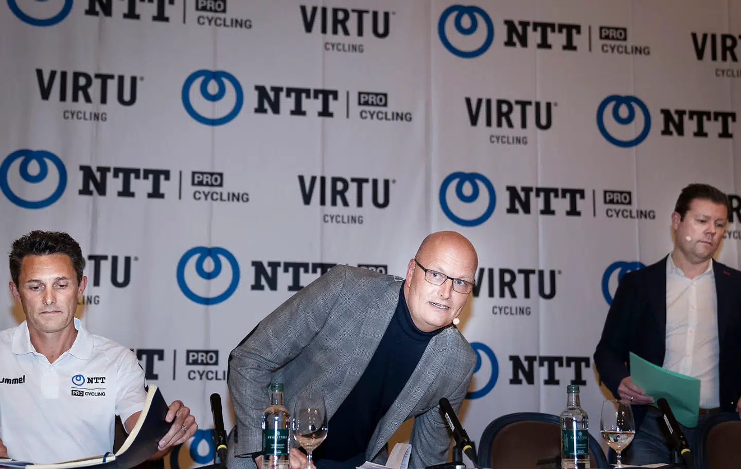 I januar blev det officielt, at Bjarne Riis blev en del af World Tour-holdet NTT Pro Cycling. Her ses han med holdets sydafrikanske ejer Douglas Ryder (tv.).