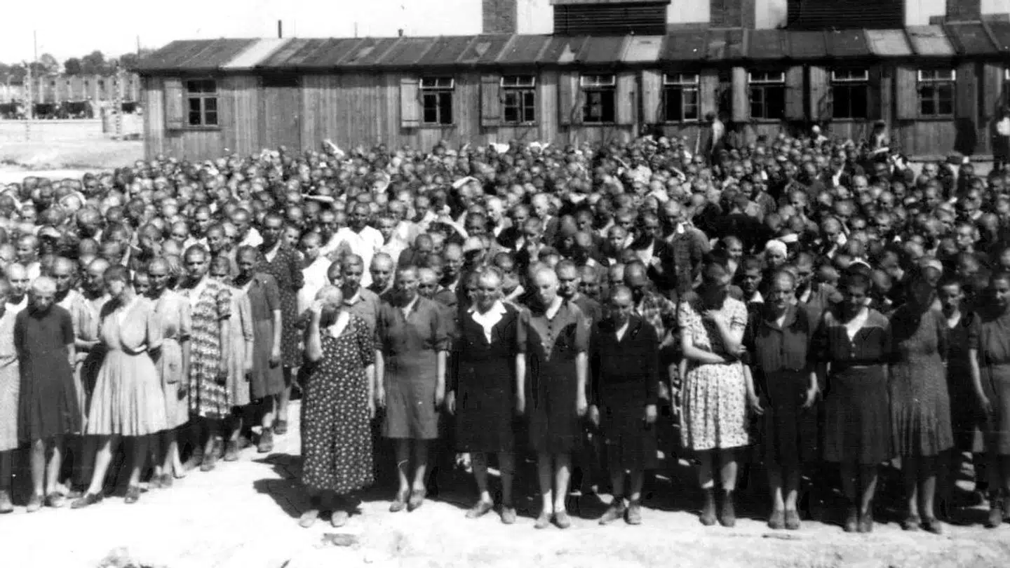 Ved ankomst til Auschwitz fik alle de jødiske fanger klippet deres hår af. De fik taget deres personlige ejendele og for at umenneskeliggøre dem yderligere, blev de givet et fangenummer. Et nummer, der blev tatoveret på deres arme. Her et billede fra 1944.