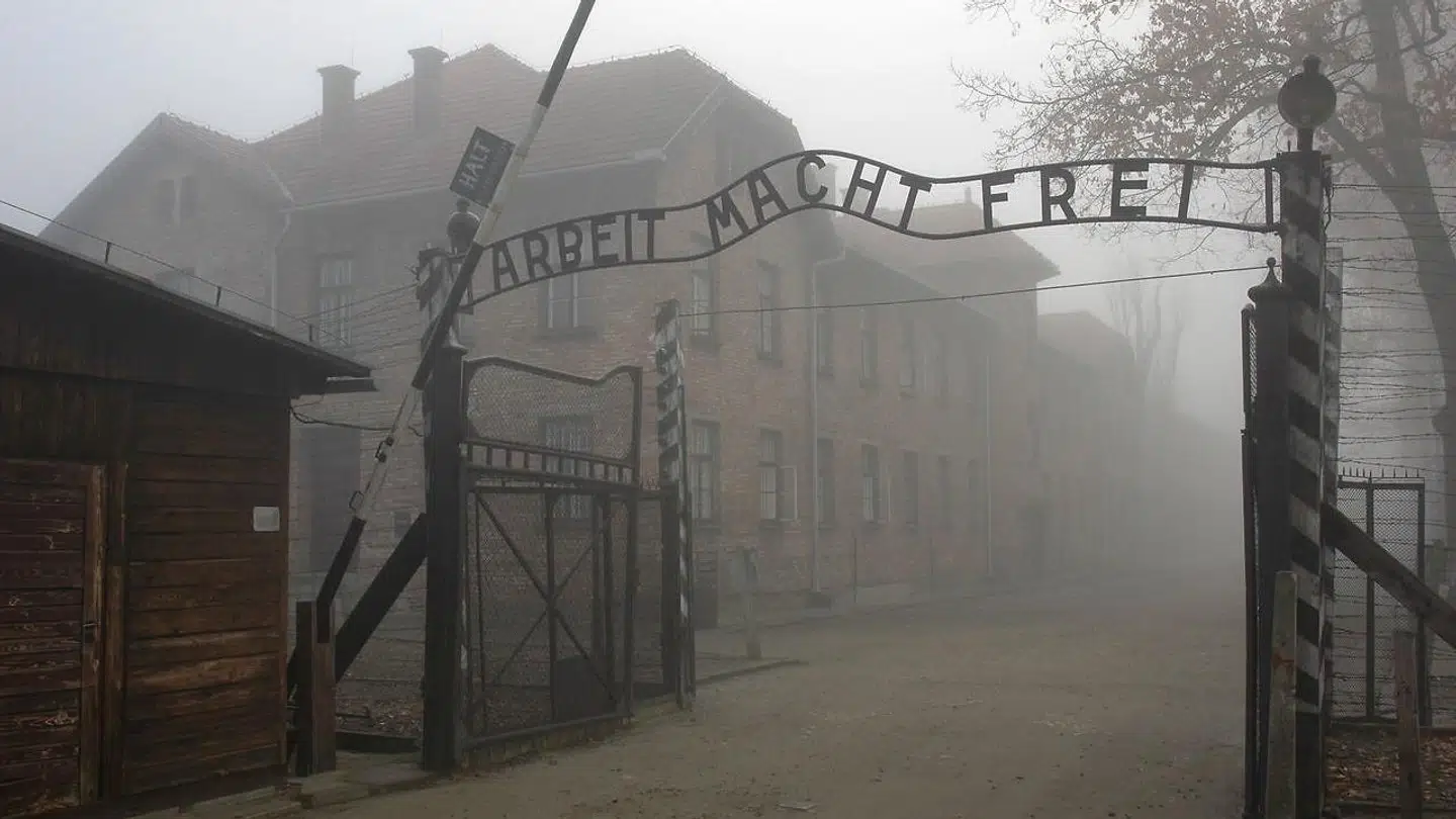 'Arbeit macht frei' står der ved indgangen til Auschwitz. Men der var ingen frihed i lejren, fortæller Arlette Andersen.
