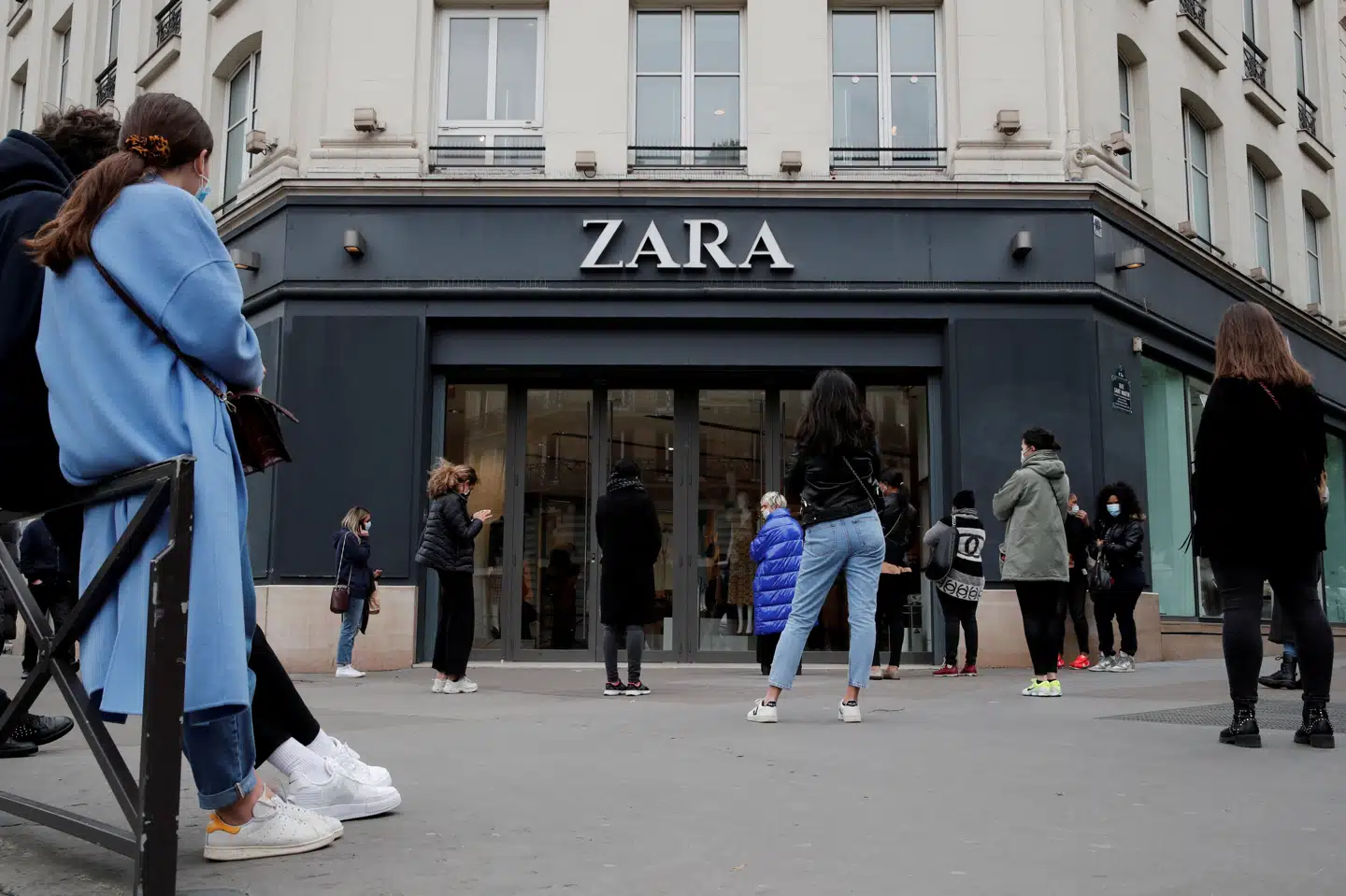 Kunderne er vendt tilbage til Zara-butikkerne, der er ejet af Inditex, efter at de er genåbnet. (Arkivfoto) Benoit Tessier/Reuters