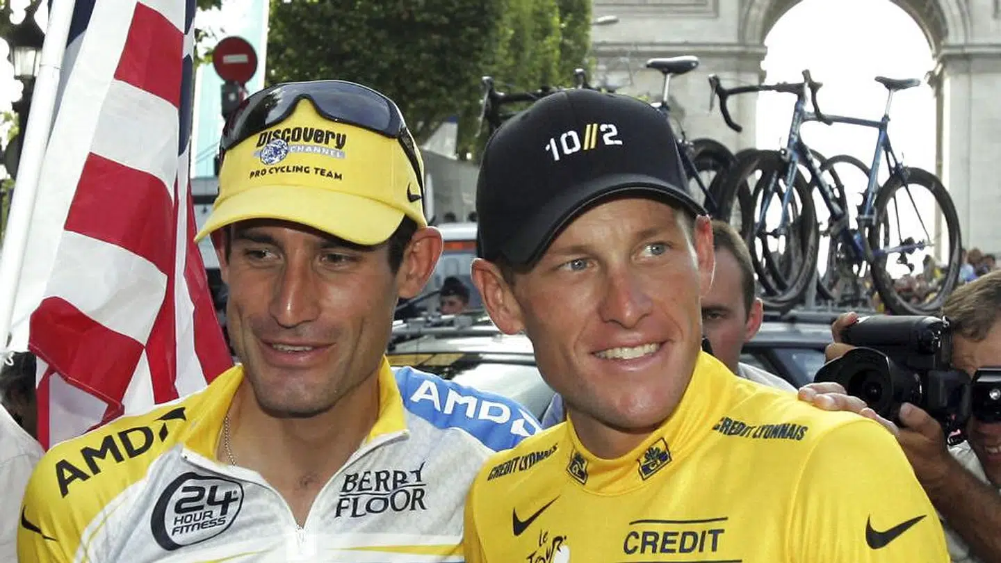Lance Armstrong og George Hincapie fejrer førstnævntes sejr i 2005. Senere har Lance Armstrong fået frataget alle sine Tour-meritter.