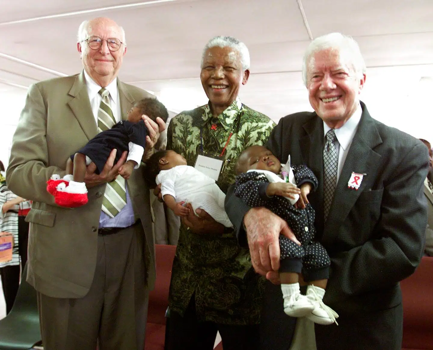 Bill Gates Sr. (tv) i 2002, hvor han mødtes med Nelson Mandela og den tidligere, amerikanske præsident Jimmy Carter.