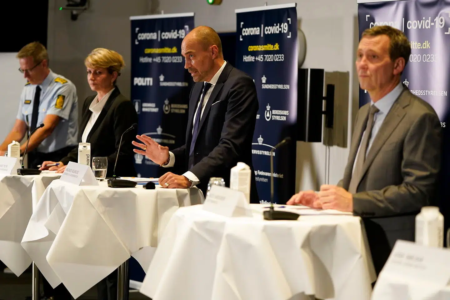 Sundhedsminister Magnus Heunick og justitsminister Nick Hækkerup fortæller om de nye restriktioiner.