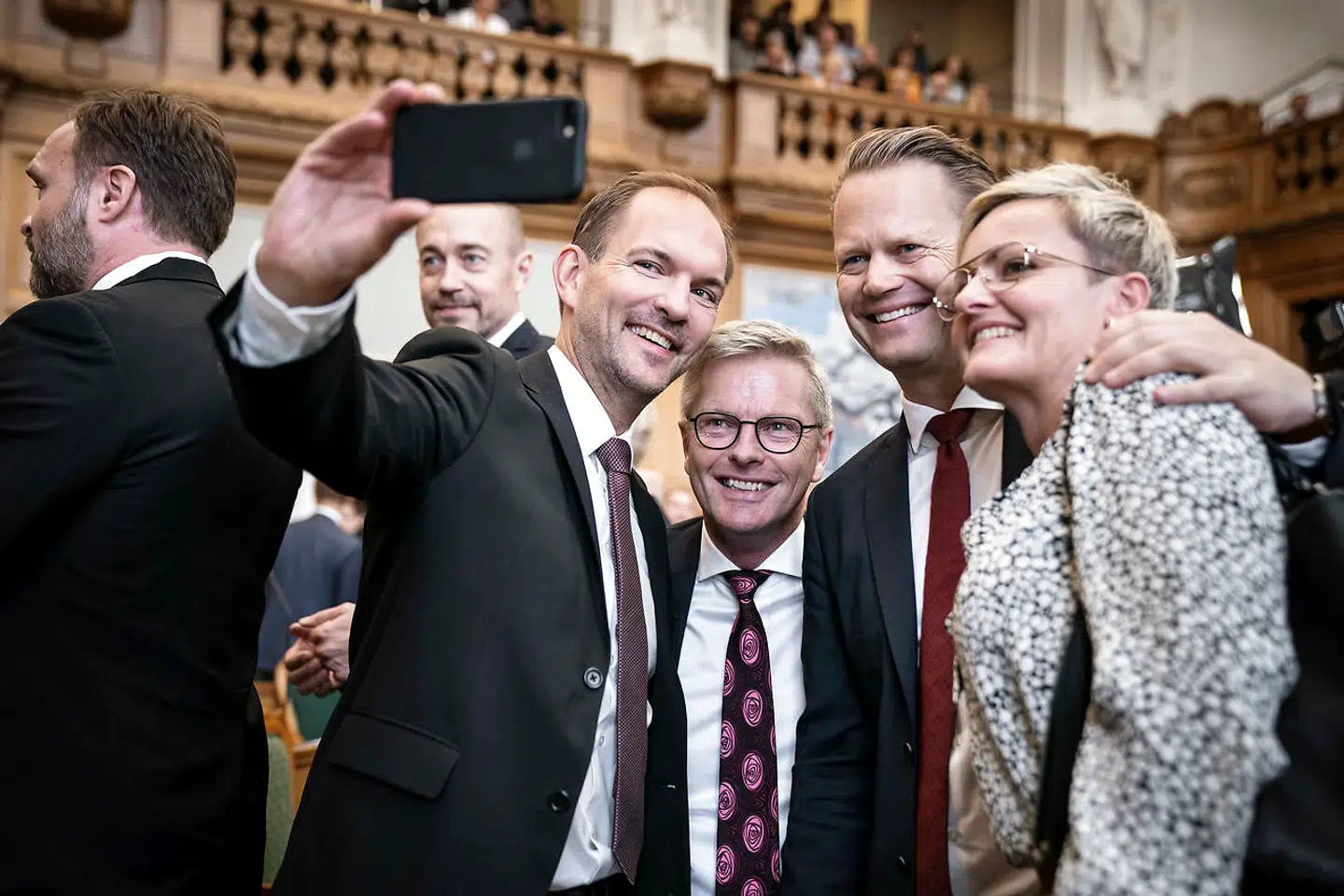 Jeppe Kofod (anden th.) og Pernille Rosenkrantz-Theil sammen med partifællerne.