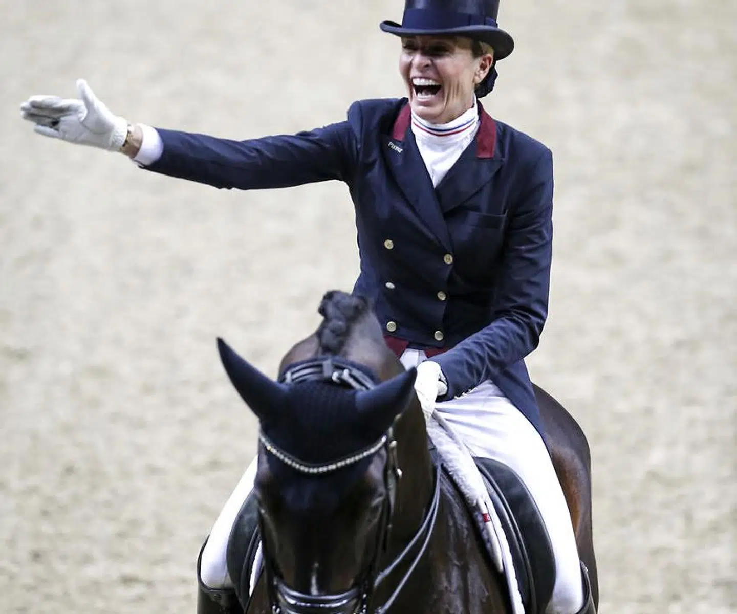 Charlotte Jorst rider dressur på landholdsplan i USA.