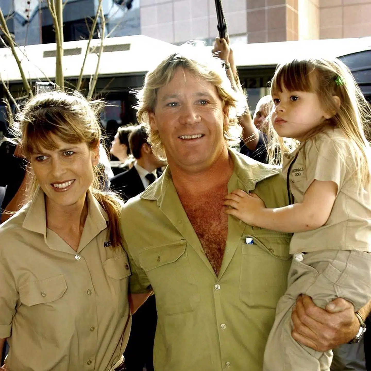 Bindi Irwin ses her på armen af sin far, Steve Irwin, som omkom i 2006.