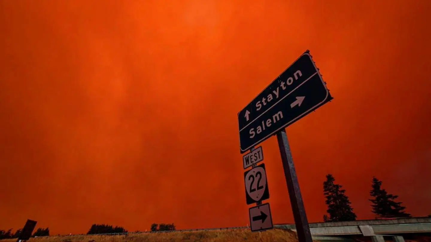 Rød himmel over Salem, Oregon.