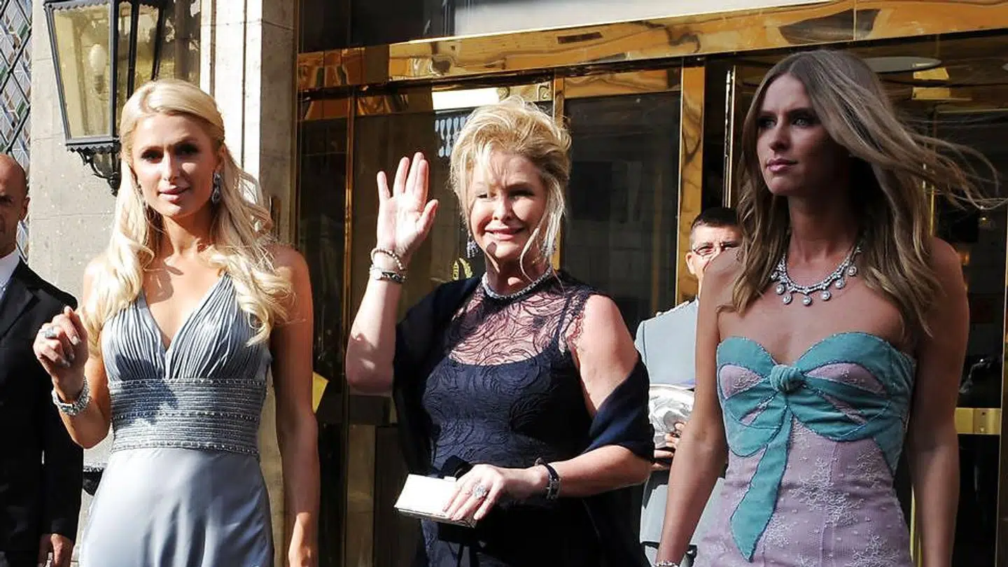 Paris Hilton ses her med sin mor Kathy Hilton og med søsteren Nicki Hilton (th).