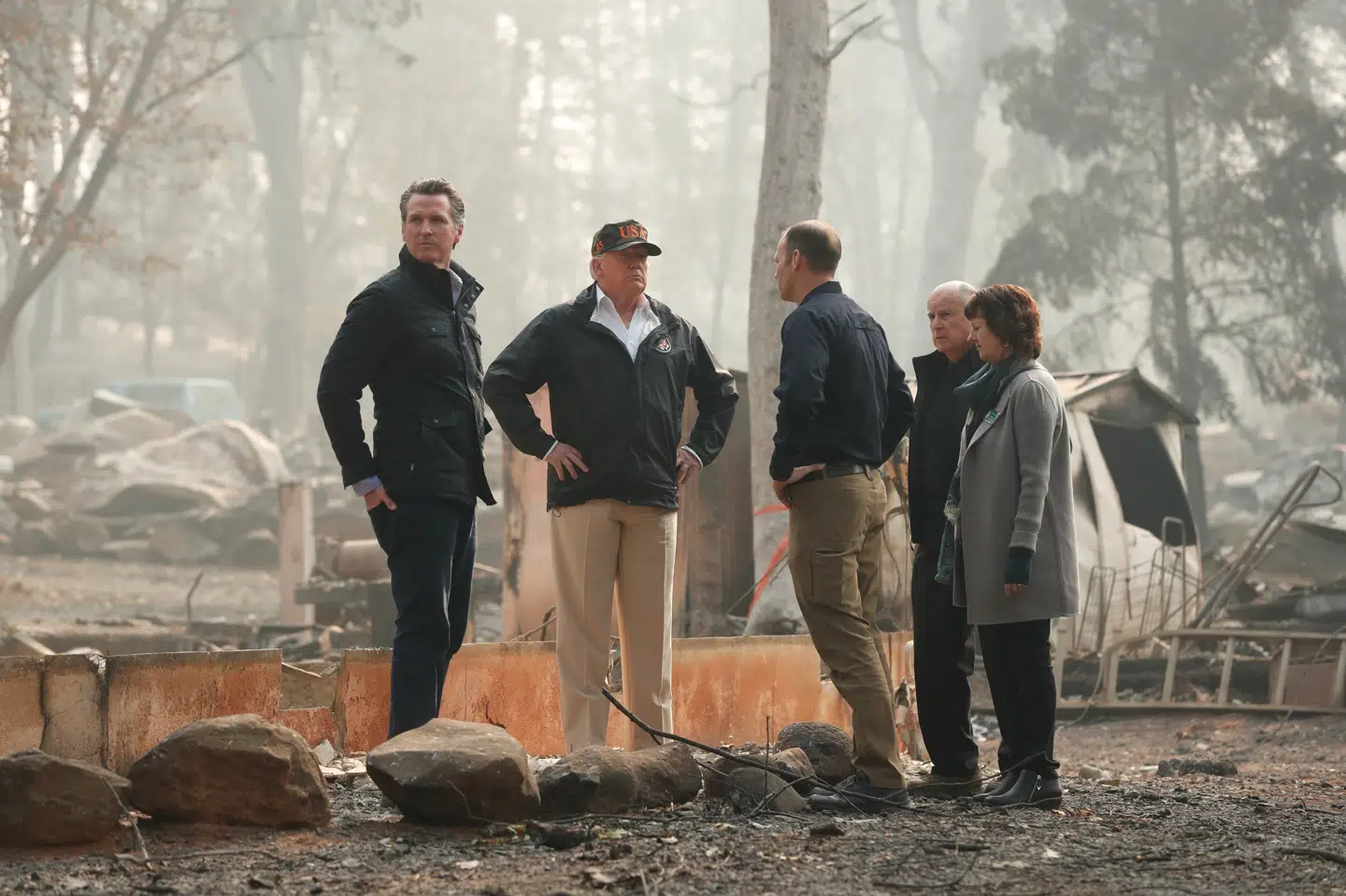 Californiens demokratiske guvernør, Gavin Nesom (tv), viser præsident Donald Trump en nedbrændt trailerpark ved byen Paradise i Butte county. Newsom siger, at de omfattende skovbrande uden al tvivl skyldes klimaforandringer. Leah Millis/Reuters