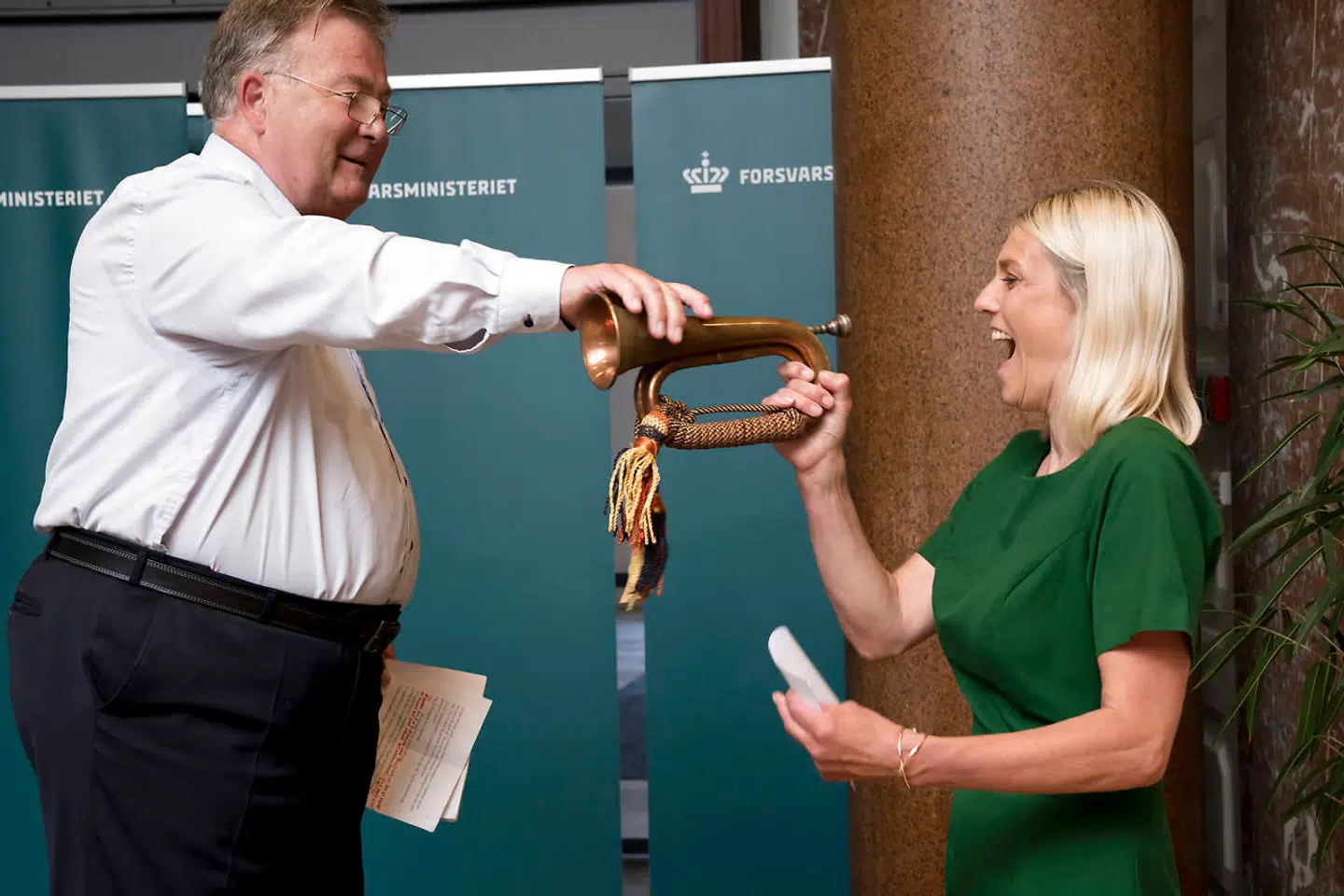 Der var højt humør, da Claus Hjort Frederiksen i juni 2019 overdrog Forsvarsministeriet til Trine Bramsen. Nu er stemningen dårlig.