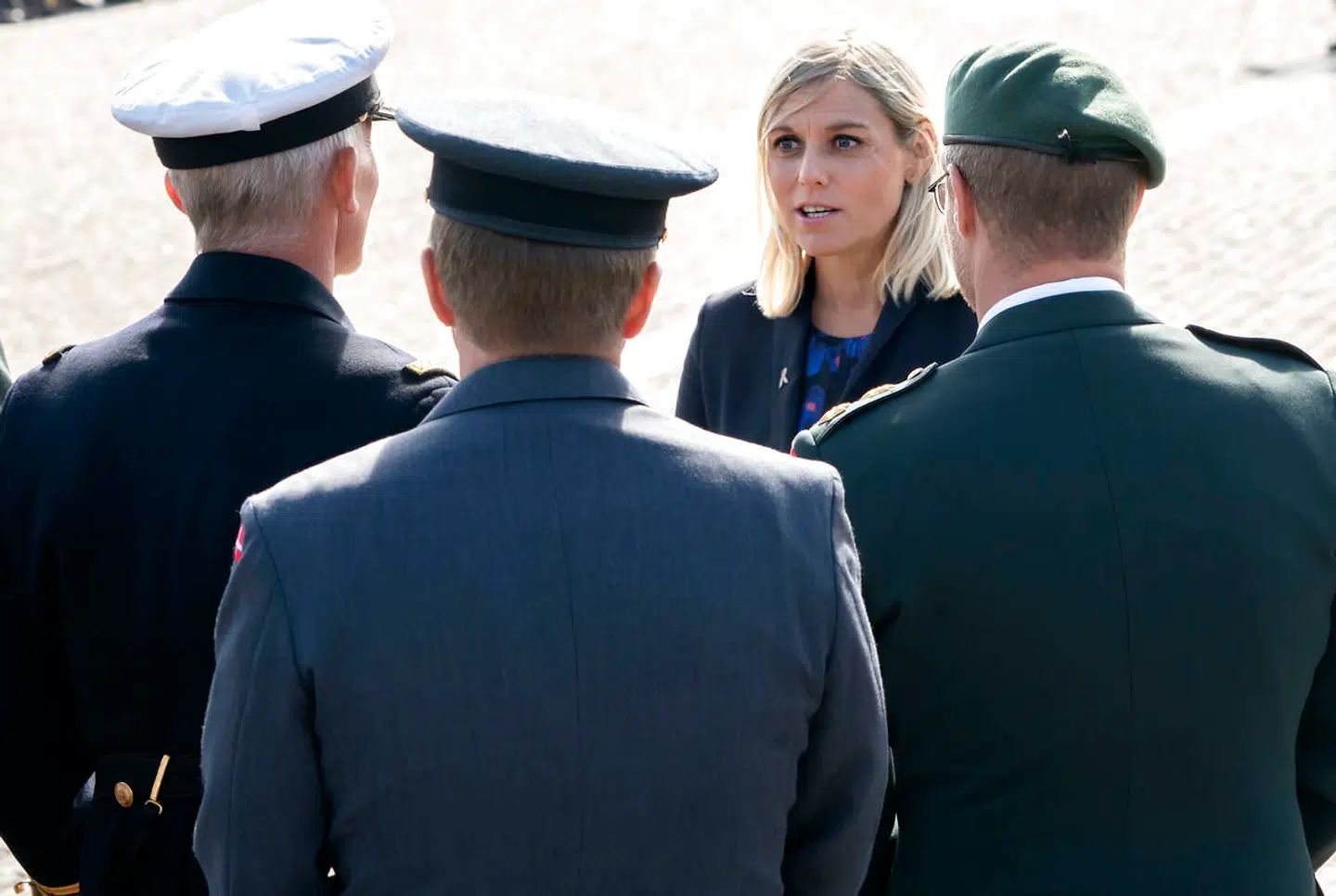 Forsvarsminister Trine Bramsen er ikke egnet til sit embede, mener to tidligere ministre.