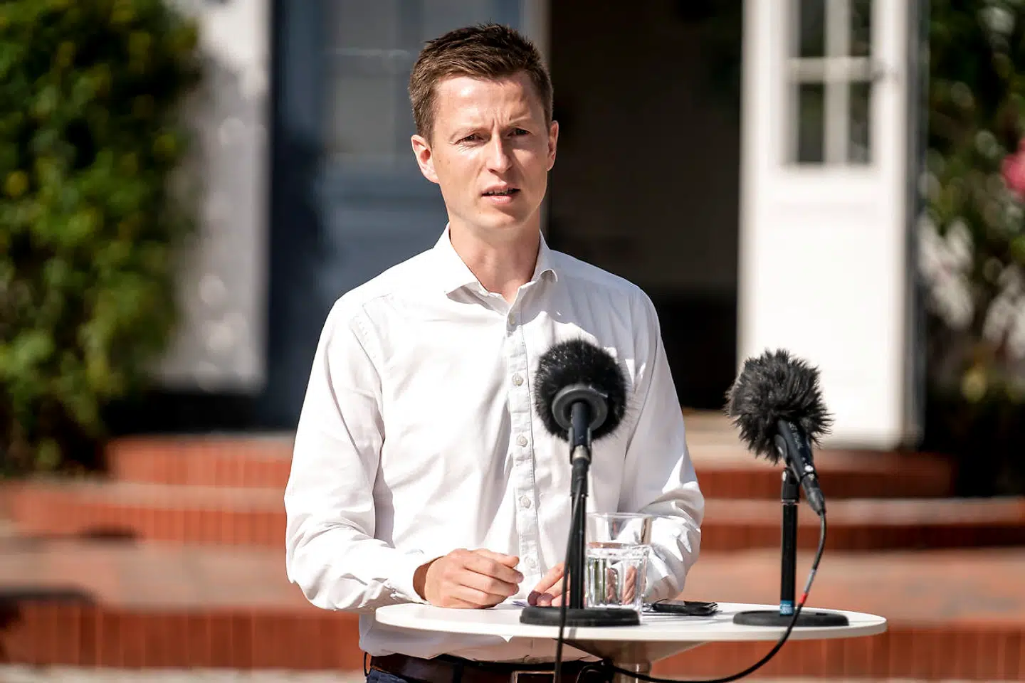 Politisk ordfører Jesper Petersen påstår, at Samira Nawa står alene med sin holdning om, at udenrigsminister Jeppe Kofod er uegnet til at være minister. Den radikale politiske leder, Morten Østergaard, forholder sig tavs.