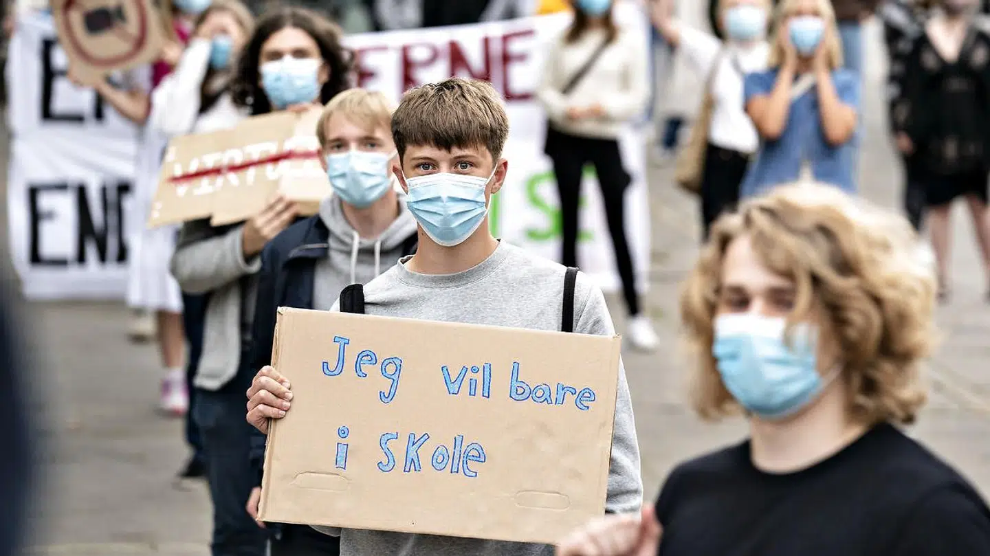 Serlv om kapløbet mod en corona-vaccine er i fuld gang, så kan det alligevel tage flere år, før vi får en normal hverdag igen, fortæller forskere.