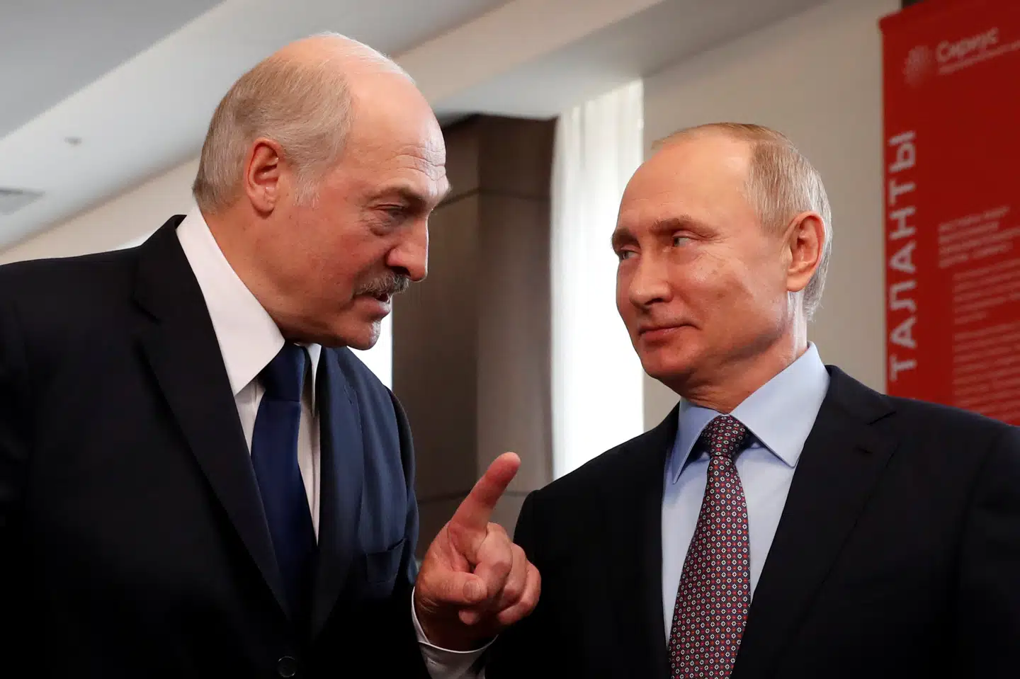 Præsident Aleksandr Lukasjenko mødes mandag med præsident Vladimir Putin i den russiske by Sotji. Mødet finder sted efter efter den femte weekend i træk med massedemonstrationer i Minsk mod Lukasjenkos styre. (Arkivfoto) Pool New/Reuters